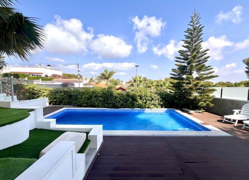 Resale - Villa / House - Torrevieja - Los Balcones