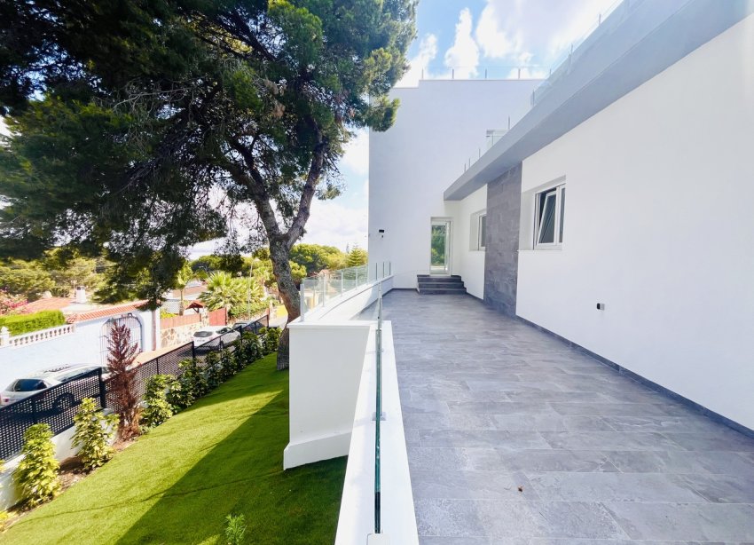 Resale - Villa / House - Torrevieja - Los Balcones