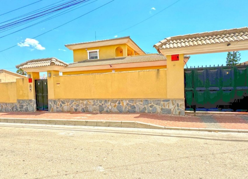 Resale - Villa / House - Torrevieja - Los Balcones