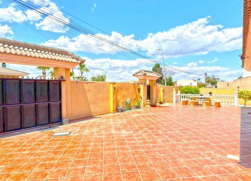 Resale - Villa / House - Torrevieja - Los Balcones