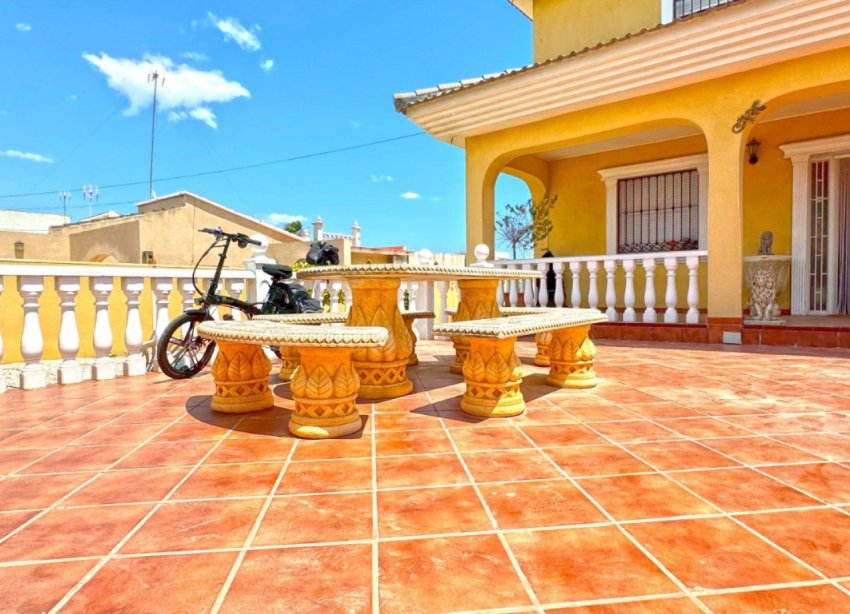 Resale - Villa / House - Torrevieja - Los Balcones