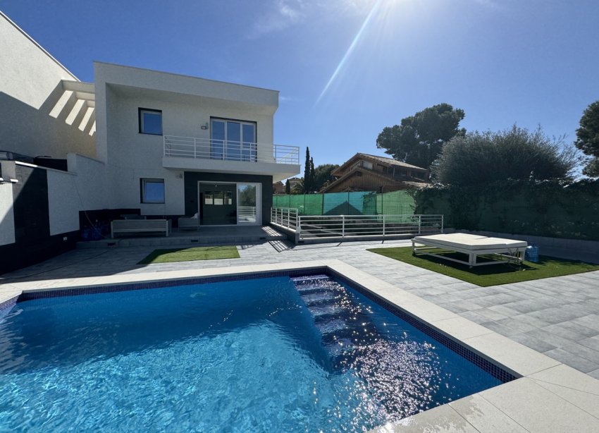 Resale - Villa / House - Torrevieja - Los Balcones