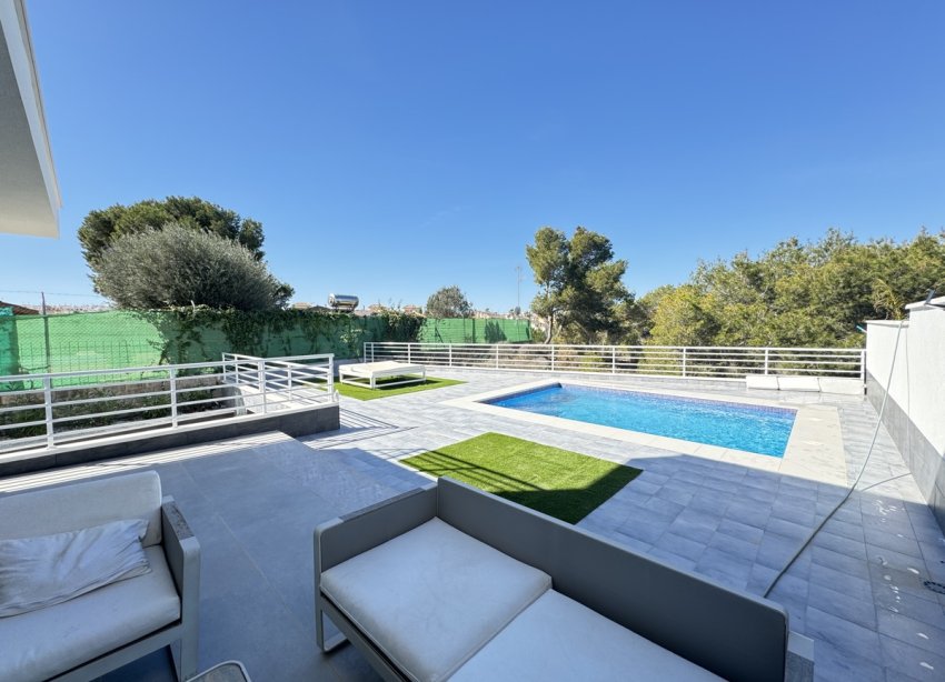 Resale - Villa / House - Torrevieja - Los Balcones