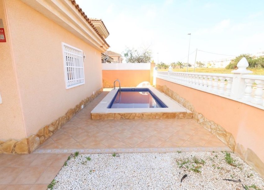 Resale - Villa / House - Torrevieja - Los Balcones