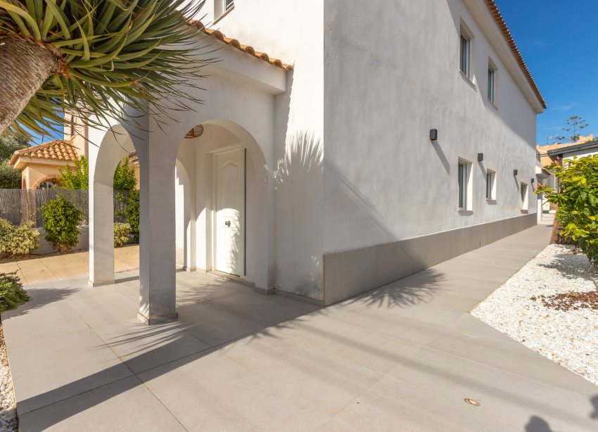 Resale - Villa / House - Torrevieja - Los Balcones