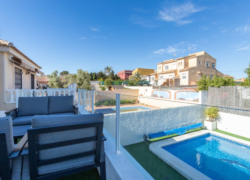 Resale - Villa / House - Torrevieja - Los Balcones