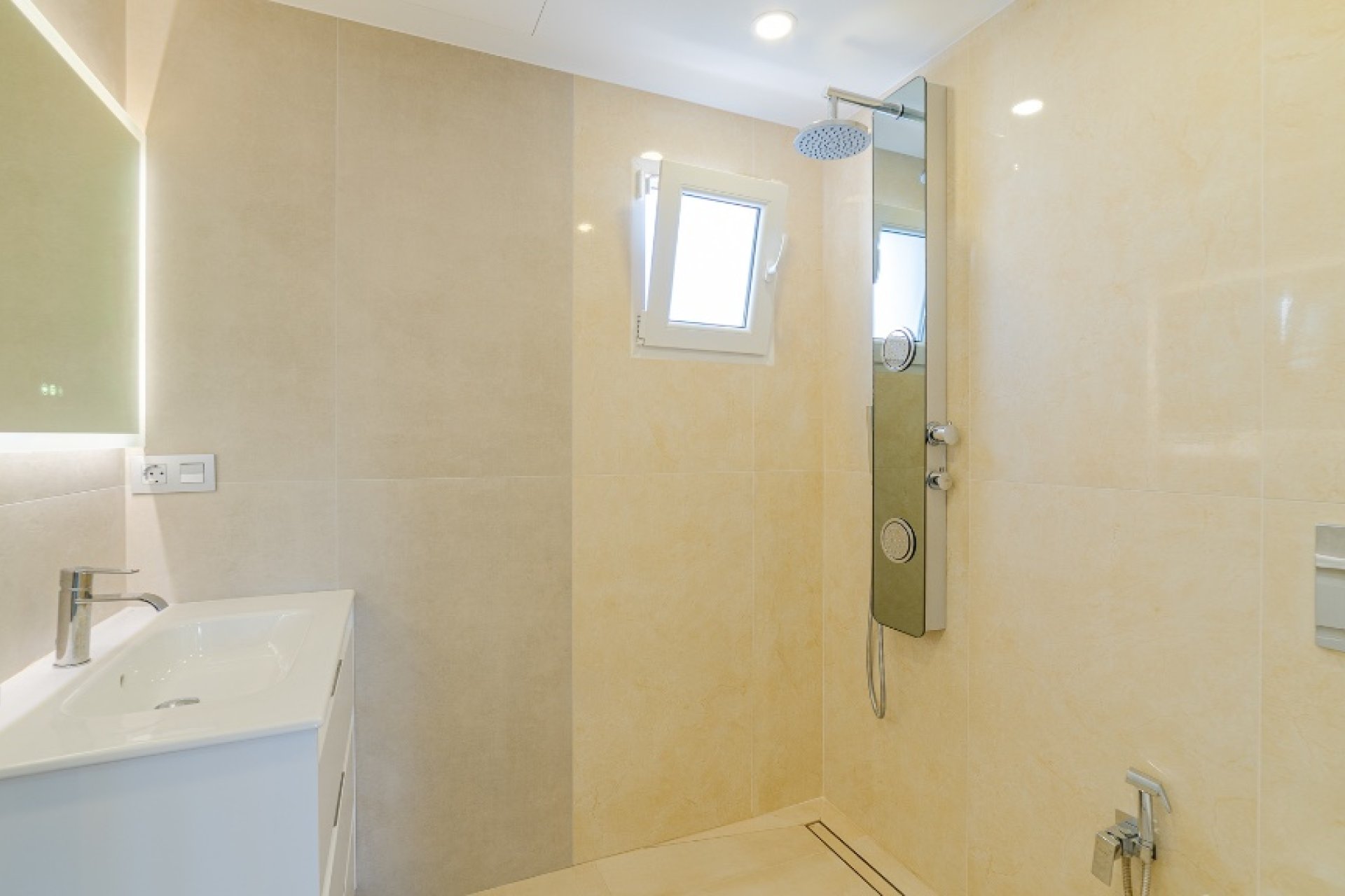 Resale - Villa / House - Torrevieja - Los Balcones