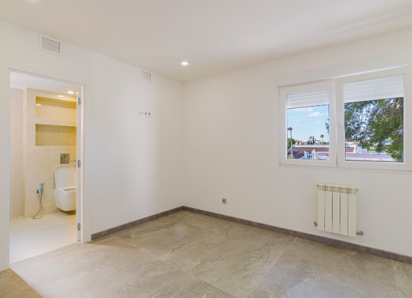 Resale - Villa / House - Torrevieja - Los Balcones