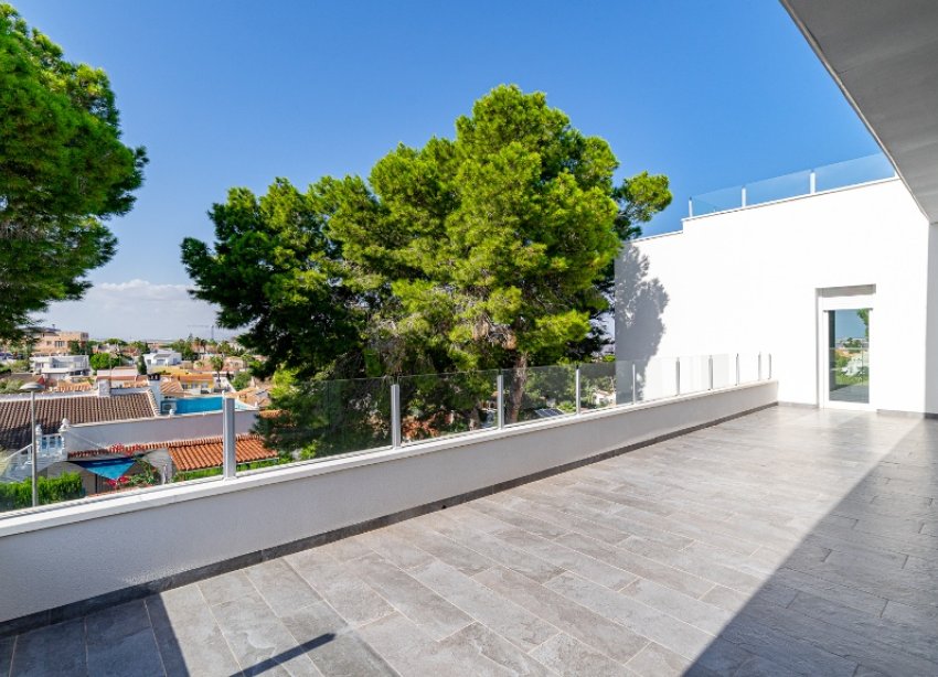 Resale - Villa / House - Torrevieja - Los Balcones