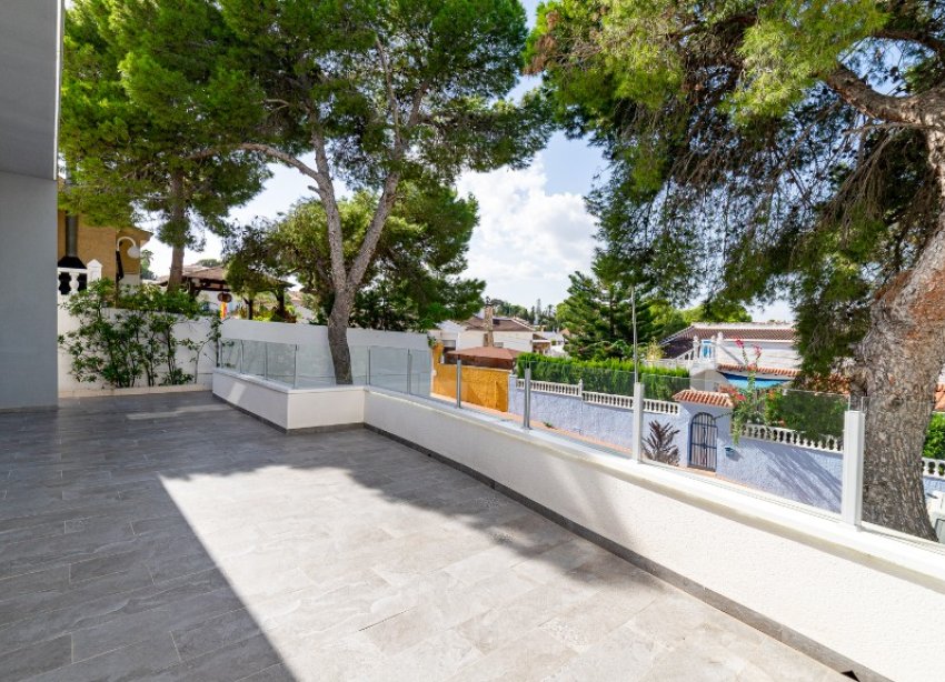 Resale - Villa / House - Torrevieja - Los Balcones