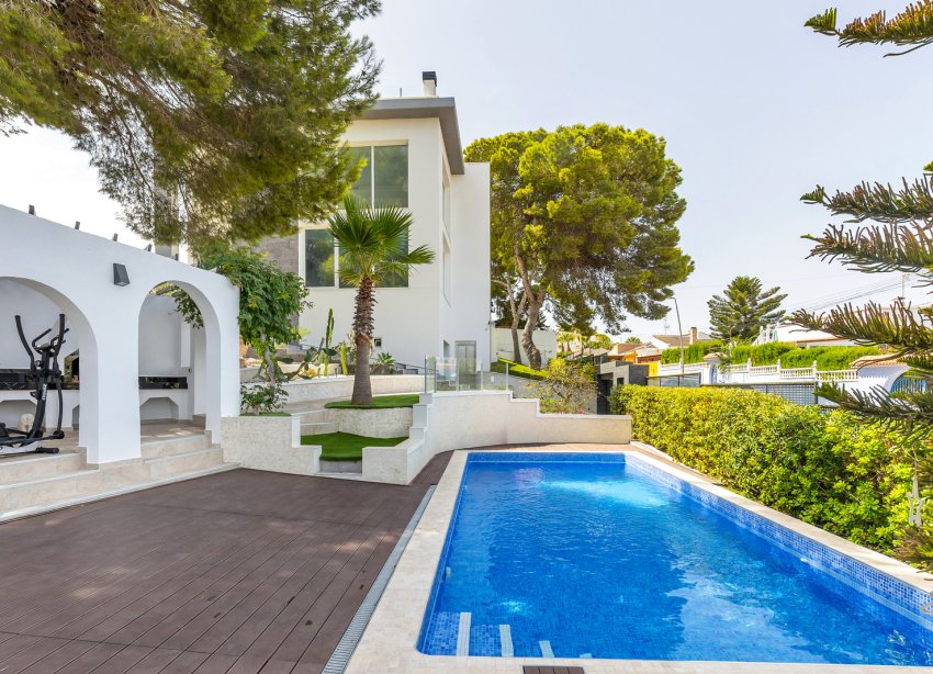 Resale - Villa / House - Torrevieja - Los Balcones