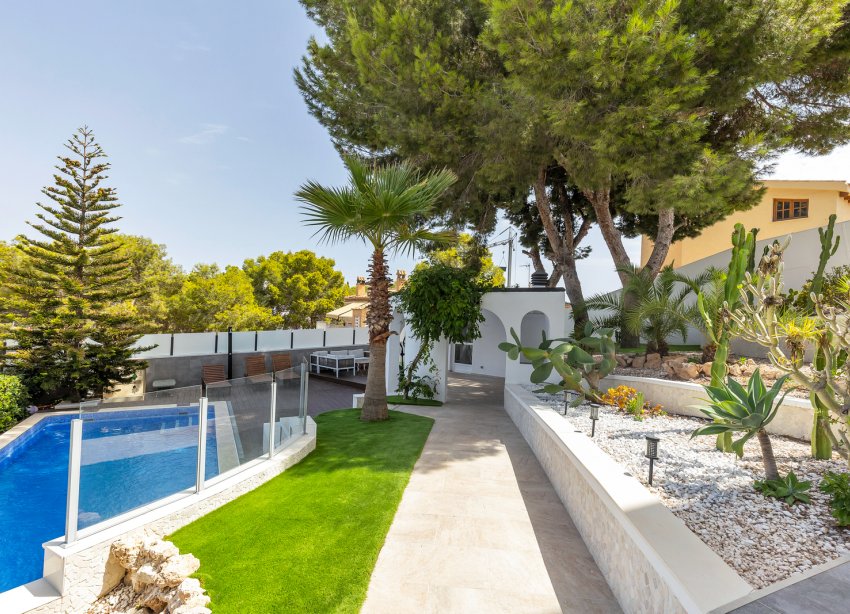 Resale - Villa / House - Torrevieja - Los Balcones