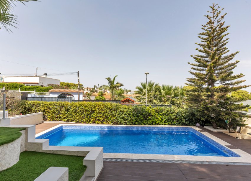 Resale - Villa / House - Torrevieja - Los Balcones