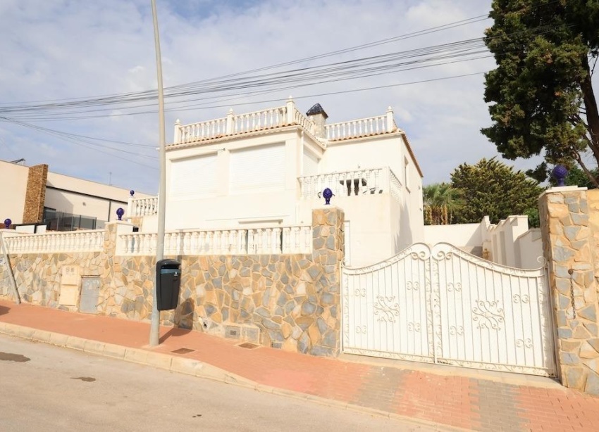 Resale - Villa / House - Torrevieja - Los Balcones