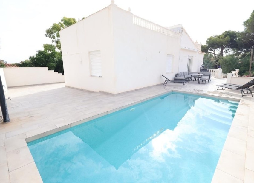 Resale - Villa / House - Torrevieja - Los Balcones
