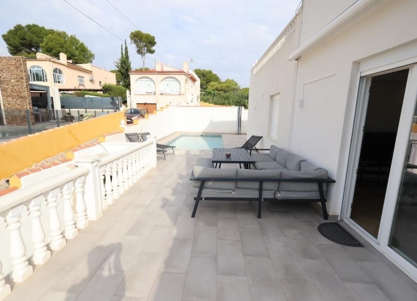 Resale - Villa / House - Torrevieja - Los Balcones