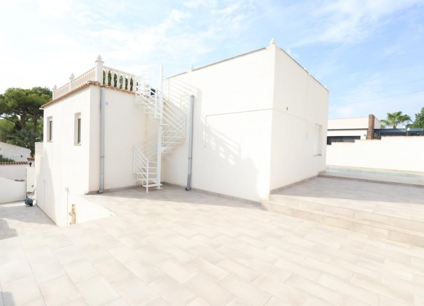 Resale - Villa / House - Torrevieja - Los Balcones