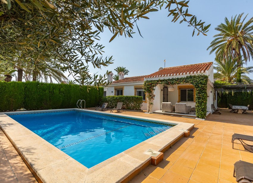 Resale - Villa / House - Torrevieja - Playa de los Locos