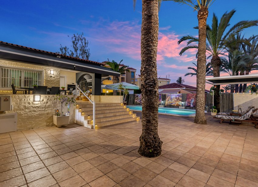 Resale - Villa / House - Torrevieja - Rocio del Mar