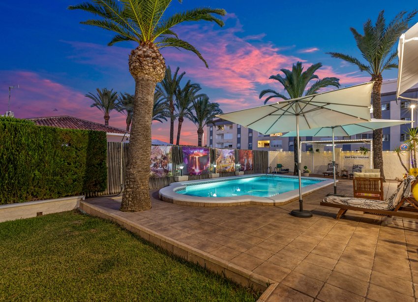 Resale - Villa / House - Torrevieja - Rocio del Mar
