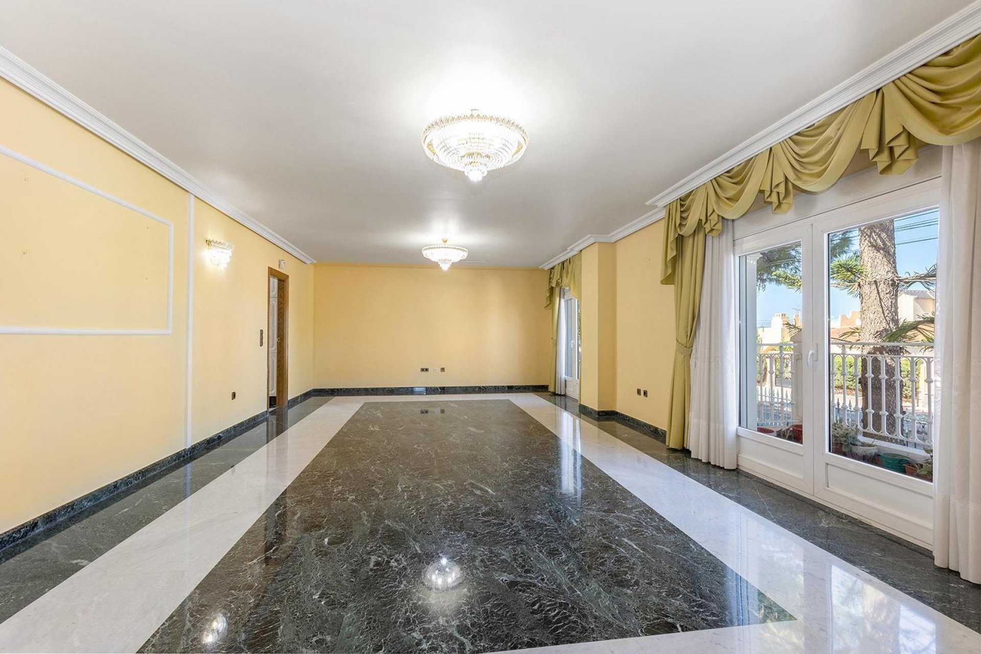 Resale - Villa / House - Torrevieja - Torreta florida