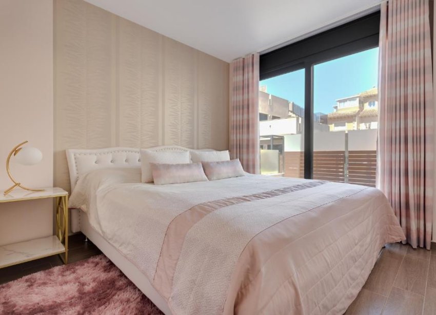 Resale - Villa / House - Torrevieja