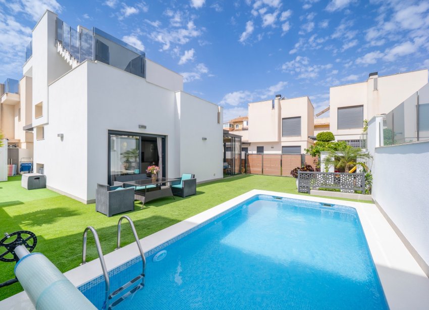 Resale - Villa / House - Torrevieja