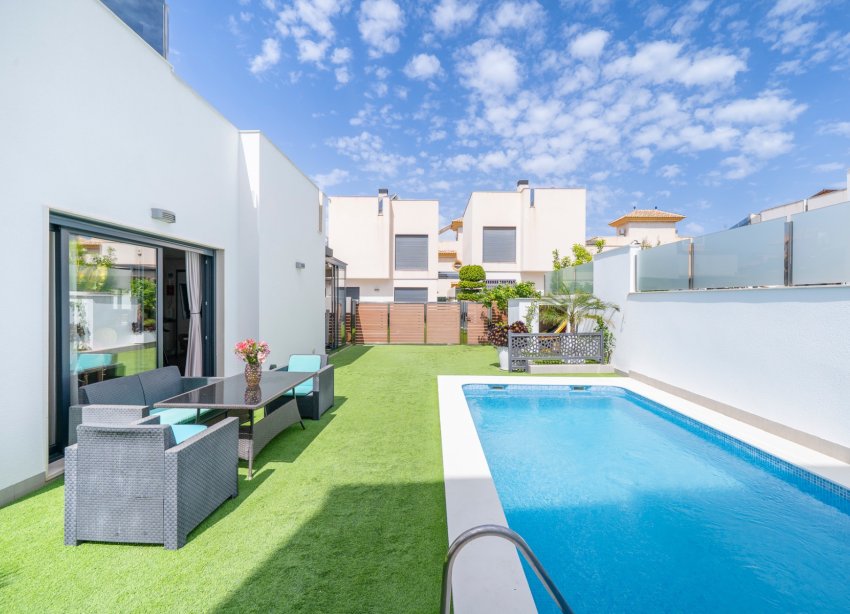 Resale - Villa / House - Torrevieja
