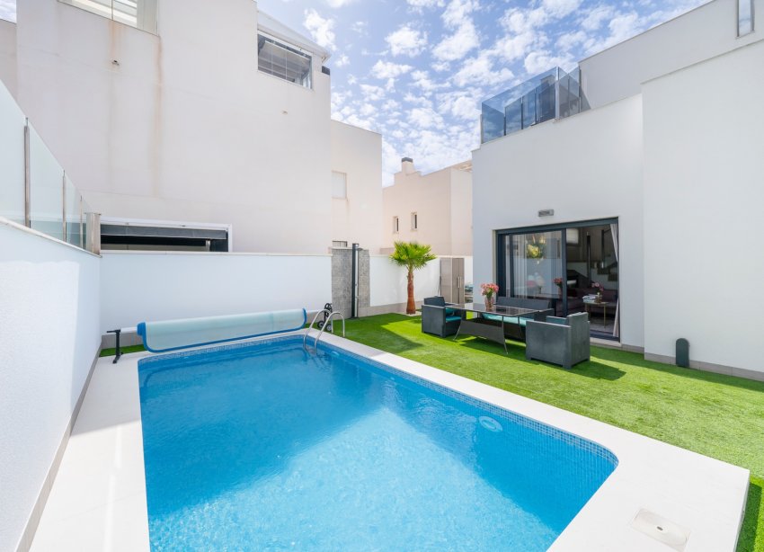 Resale - Villa / House - Torrevieja