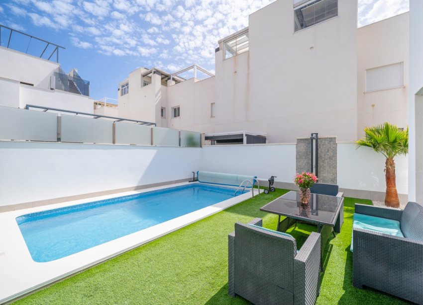 Resale - Villa / House - Torrevieja