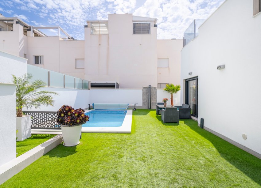 Resale - Villa / House - Torrevieja