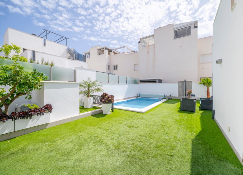 Resale - Villa / House - Torrevieja