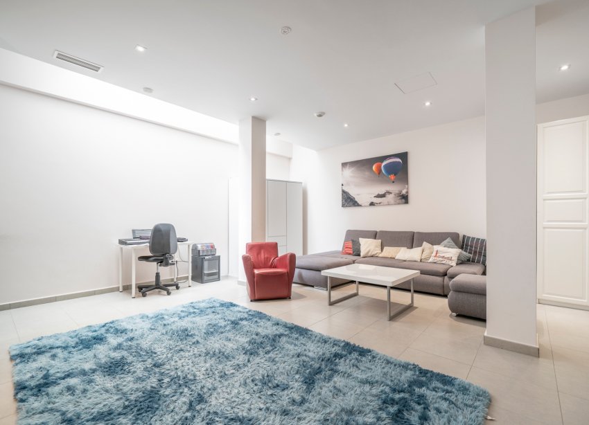 Resale - Villa / House - Torrevieja
