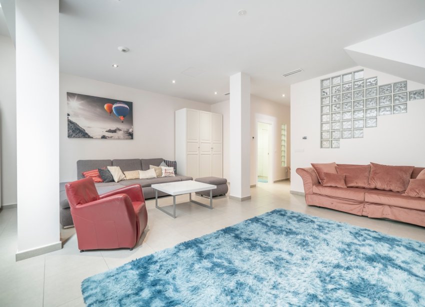 Resale - Villa / House - Torrevieja