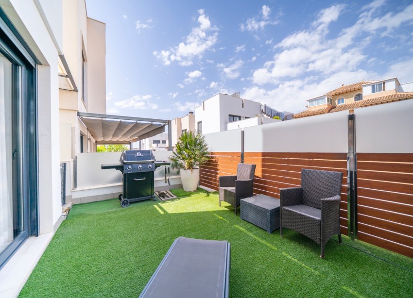 Resale - Villa / House - Torrevieja
