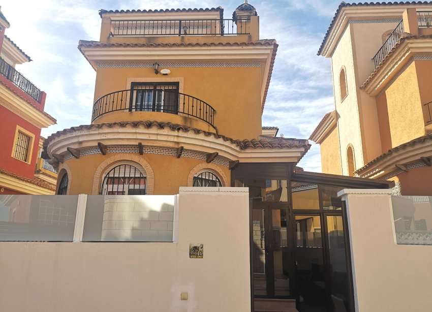 Resale - Villa - Los Montesinos - La Herrada