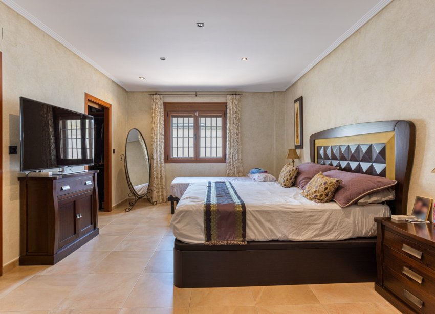 Resale - Villa - Los Montesinos - La Herrada