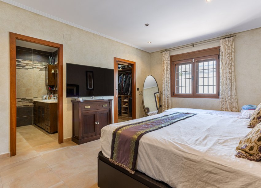 Resale - Villa - Los Montesinos - La Herrada