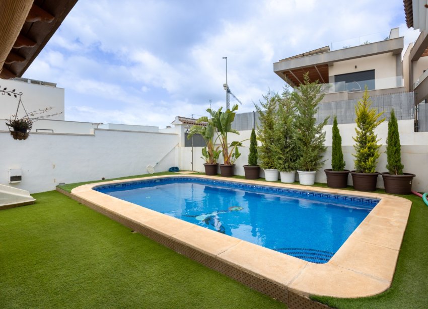 Resale - Villa - Los Montesinos - La Herrada