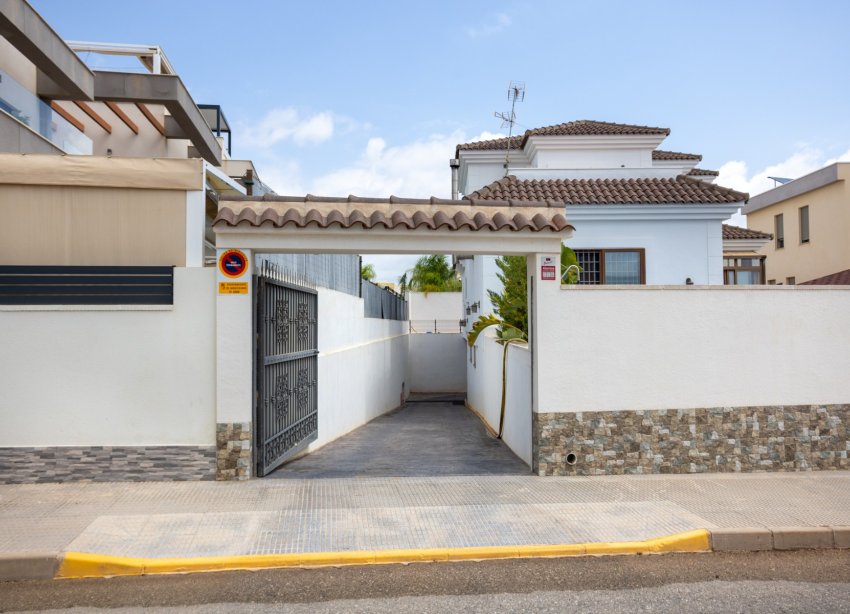 Resale - Villa - Los Montesinos - La Herrada