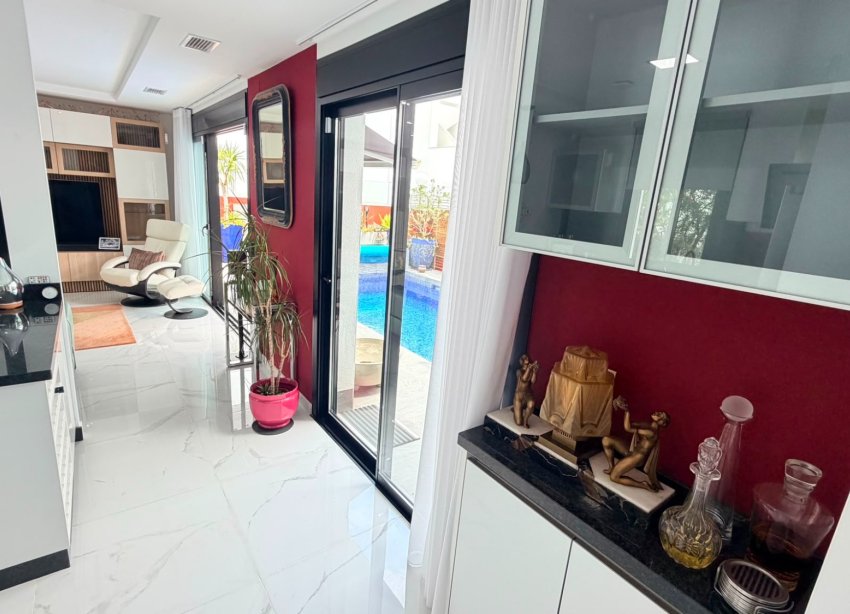 Resale - Villa - Los Montesinos - La Herrada