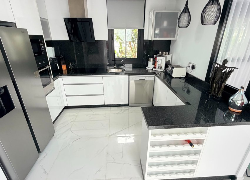 Resale - Villa - Los Montesinos - La Herrada