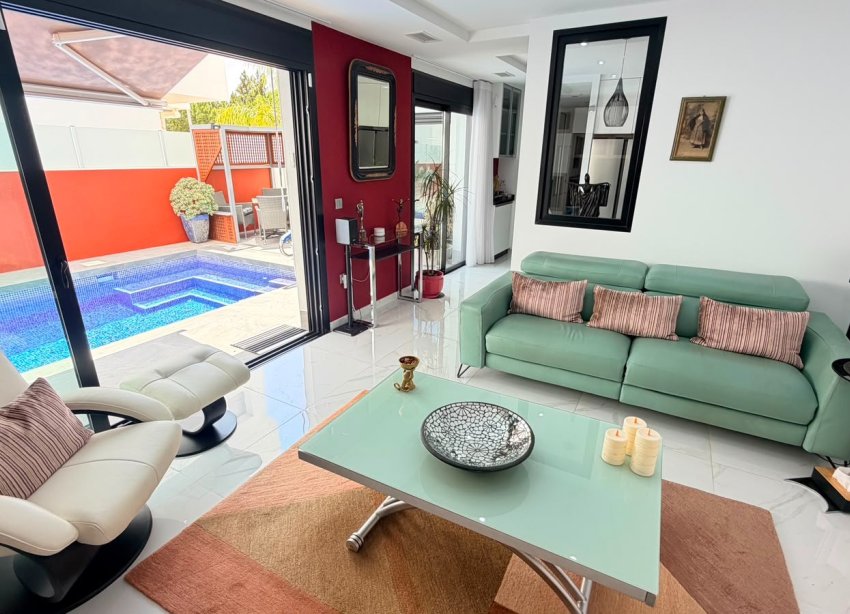 Resale - Villa - Los Montesinos - La Herrada
