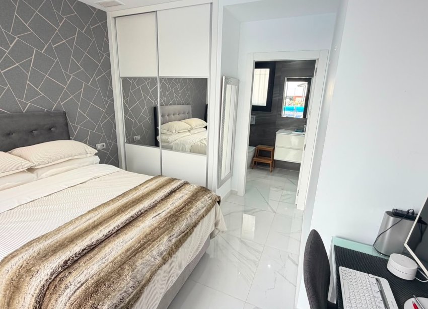 Resale - Villa - Los Montesinos - La Herrada