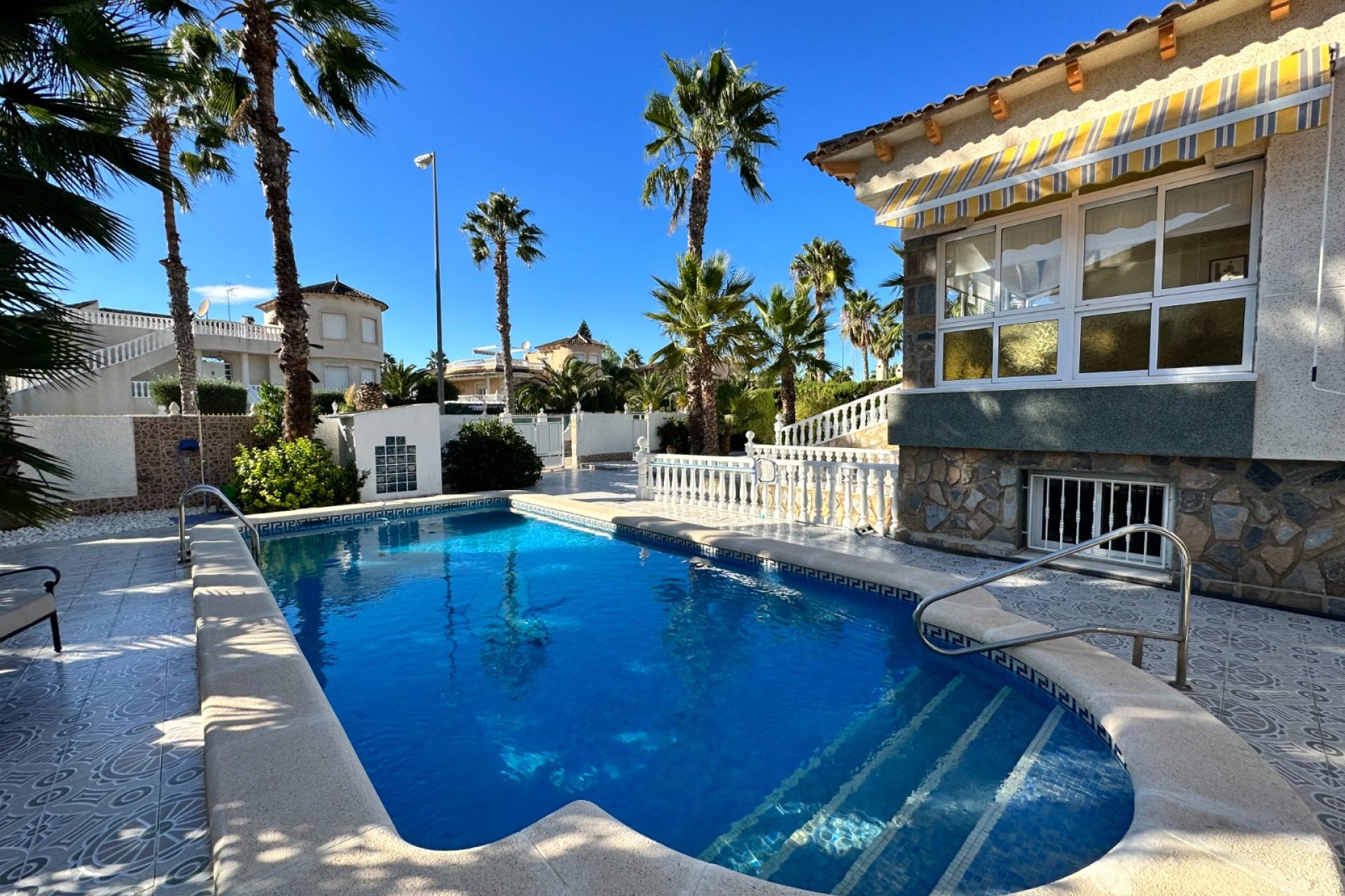 Resale - Villa - ORIHUELA - Benferri