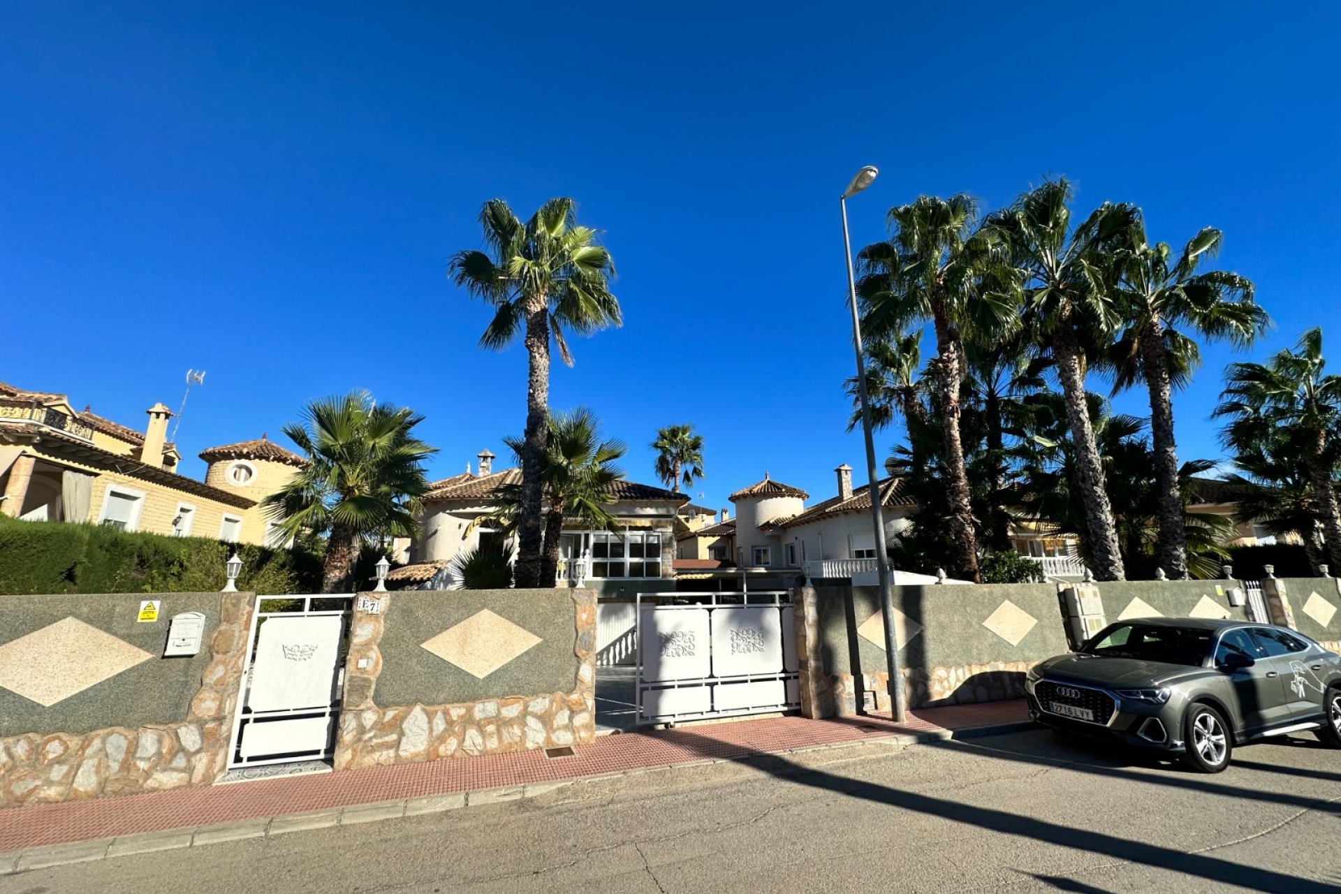 Resale - Villa - ORIHUELA - Benferri