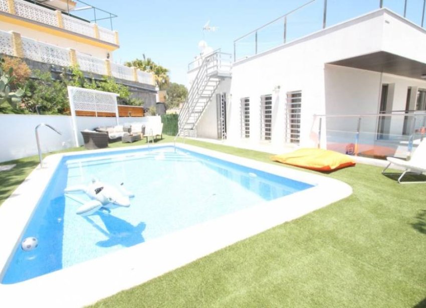 Resale - Villa - Orihuela Costa - Campoamor