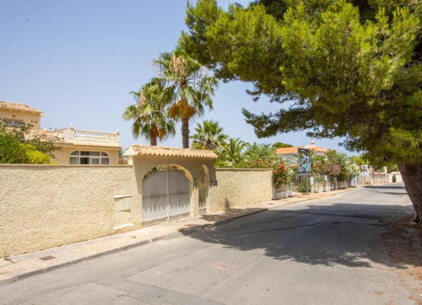 Resale - Villa - Orihuela Costa - La Zenia