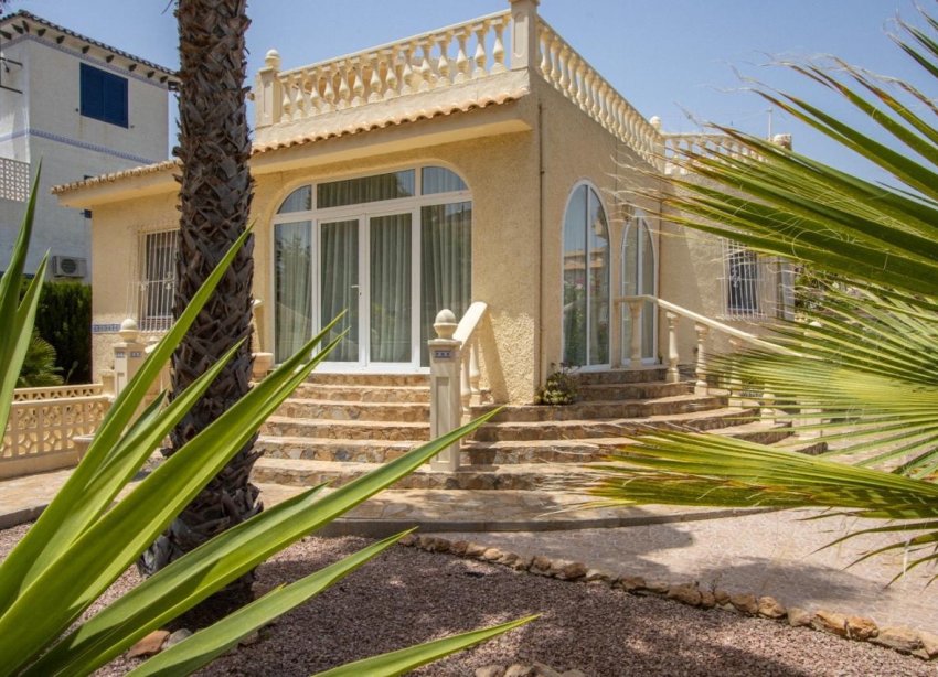 Resale - Villa - Orihuela Costa - La Zenia