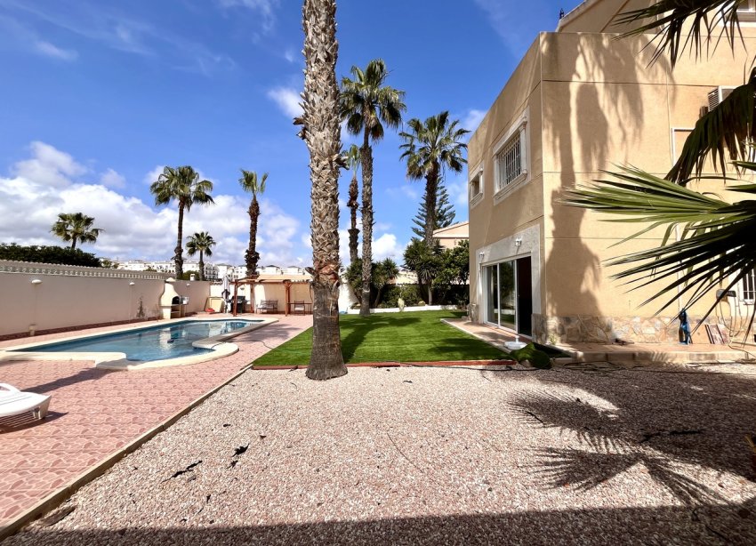 Resale - Villa - Orihuela Costa - La Zenia